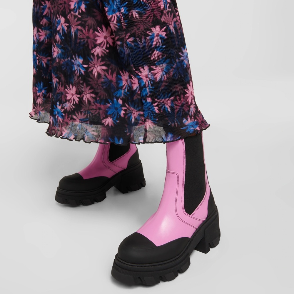 GANNI
Leather Chelsea ankle boots